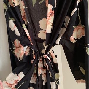 Rich colors Kimono, SIZE OS fits beautifully. I’m a True Medium w/ D bust.
